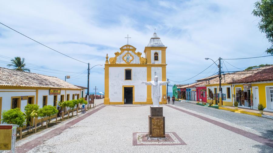 Igreja Nossa Senhora d'Ajuda no centro histórico de Arraial d'Ajuda
