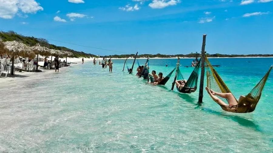 Redes na água na Praia do Guaiú, Bahia
